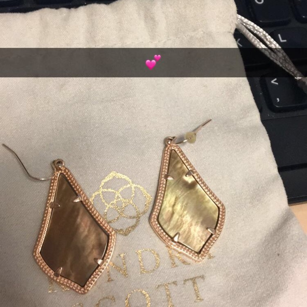 ❌❌SOLD❌❌Kendra Scott earrings